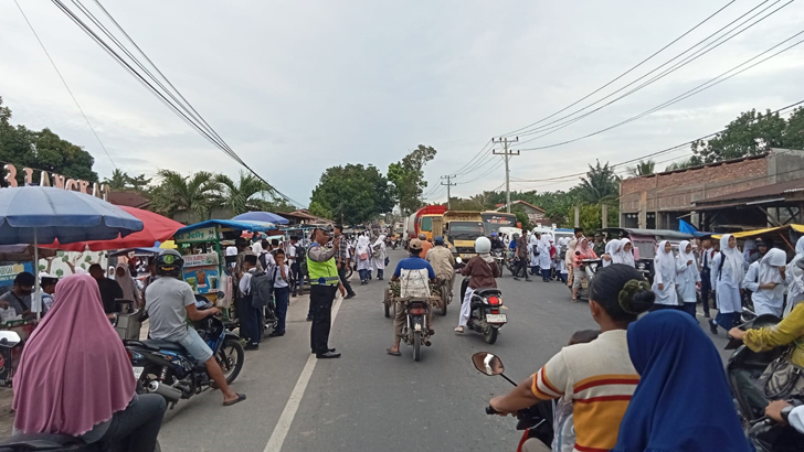 Sat Lantas Kawal Kelancaran Aktivitas Masyarakat dan Pelajar Sat Lantas