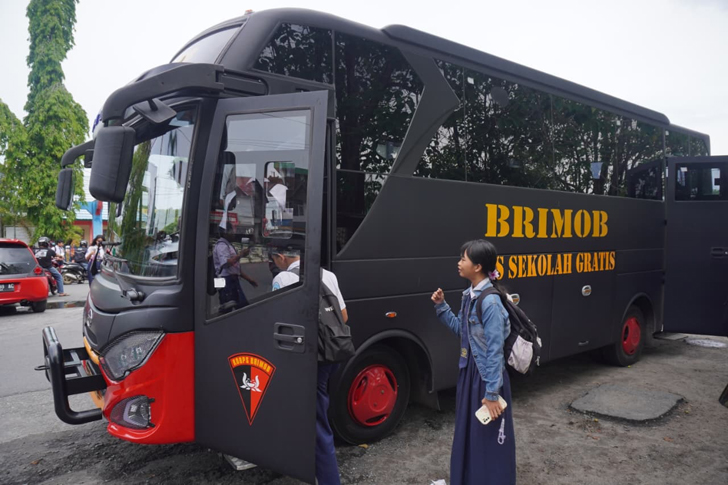 Brimob Polda Kalteng Luncurkan Program Bus Sekolah Gratis Brimob Polda
