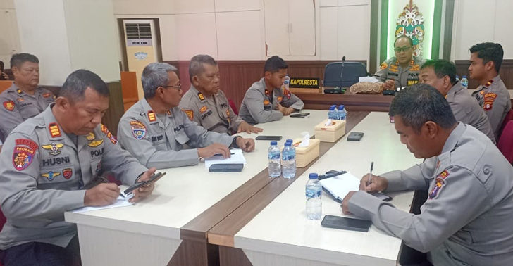 Wakapolresta Palangka Raya Ikuti Arahan Astamaops Polri Melalui Vicon di Command Center Wakapolresta